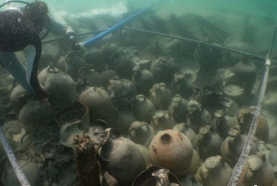 沉船中发现了93个保存完整的双耳陶罐。