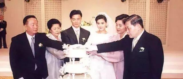 1999年，李富真和任佑宰（中）共结连理，双方家庭合照，李富真父亲李健熙（右）一脸凝重。