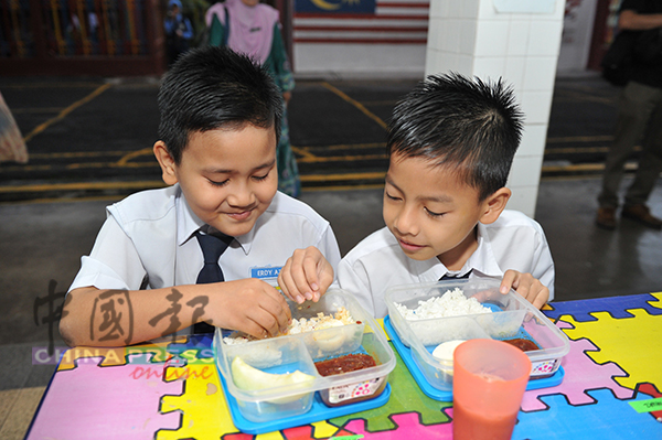 学生们在食堂共享椰浆饭，感情要好。