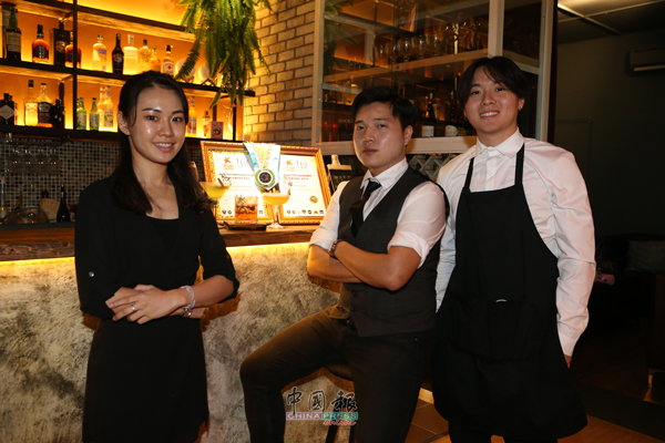 左起：陈思利、Kisson陈国强和杨凯斌，专为你客制喜欢的鸡尾酒。