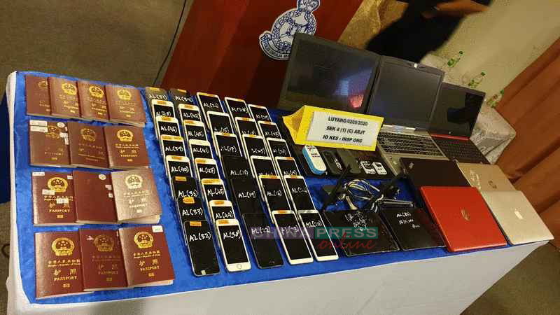 警方破获中国网赌集团，并起获一批笔电、手机等电子产品。