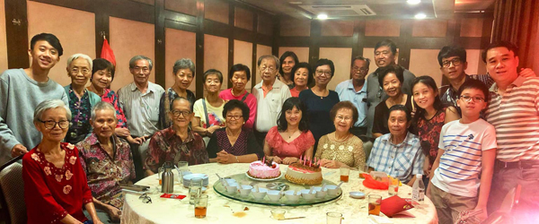 光良近日回怡保为妈妈举办80岁寿宴。