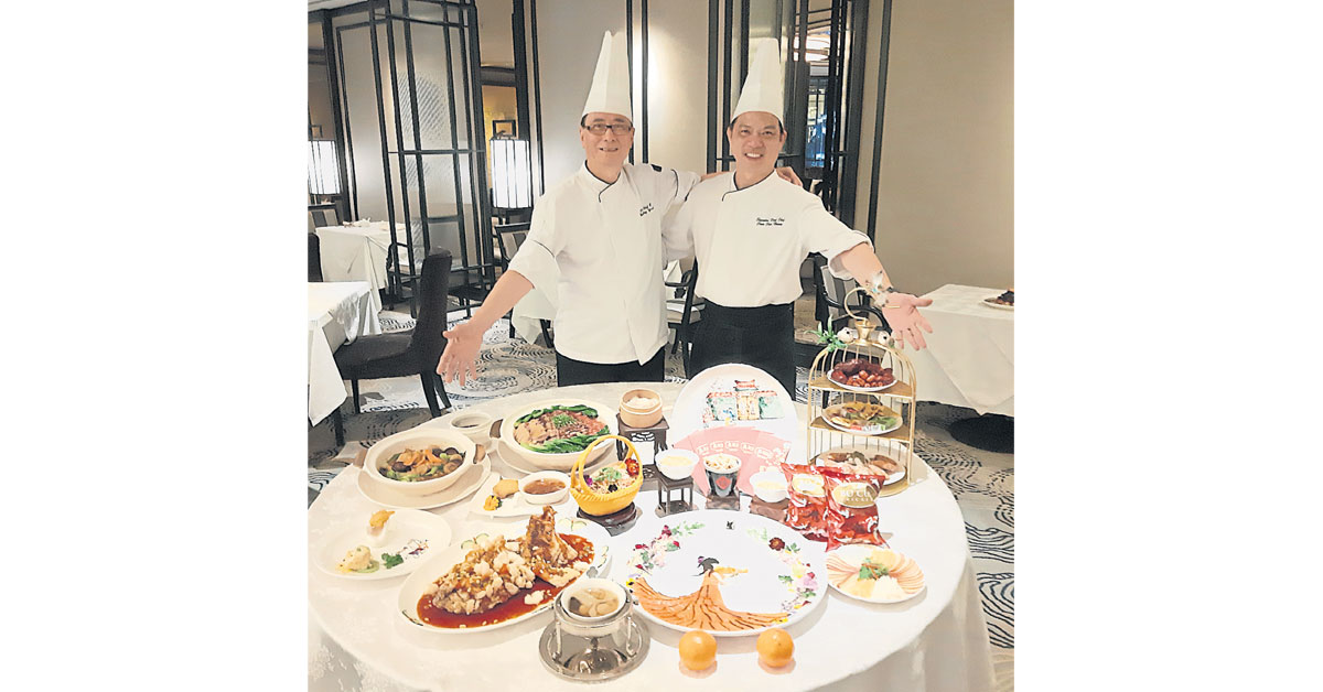 中餐主管汪永跃（左）及厨师陈志宏（右）展示苏淅苑上海风味的新年菜色。