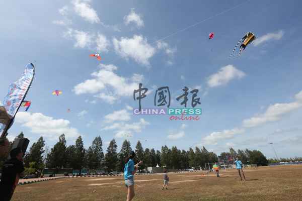全马各地的风筝好手响应“飞飞飞，风筝飞迎新年”风筝活动。