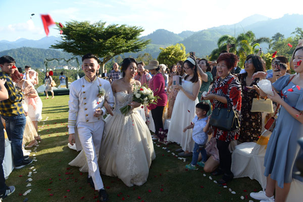 大马歌手李吉汉与圈外女友柯淑铭在户外进行结婚仪式。