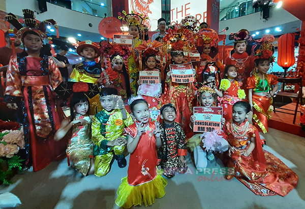 全体参赛者穿上中华传统服装参与比赛。