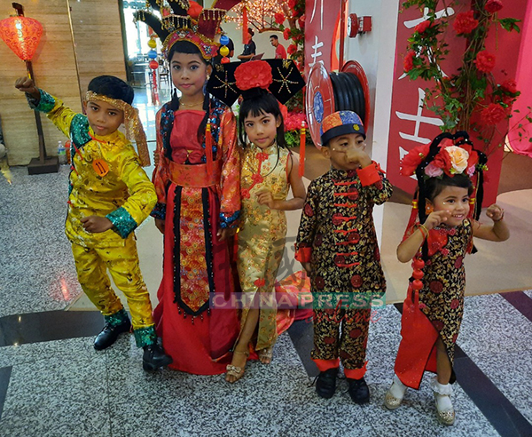 巫裔孩童精心打扮参赛，显现各族文化交融的情景。