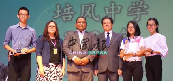 副校长杨丽丝（左2）与史进福（右3起）陪同礼祖安，颁发卓越表现奖给郑沐涵（左）、张采静（右起）与黄悦瑜。