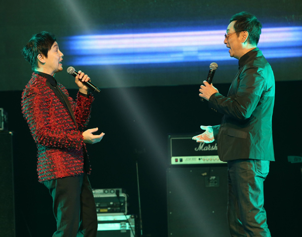 蒋志光与郑敬基合唱《酒杯敲钢琴》。
