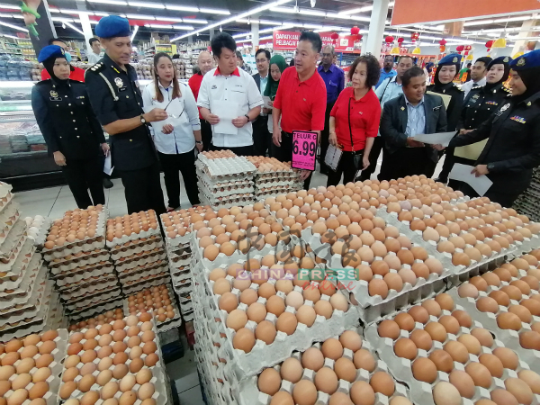 嘉宾与执法人员检查鸡蛋价格。