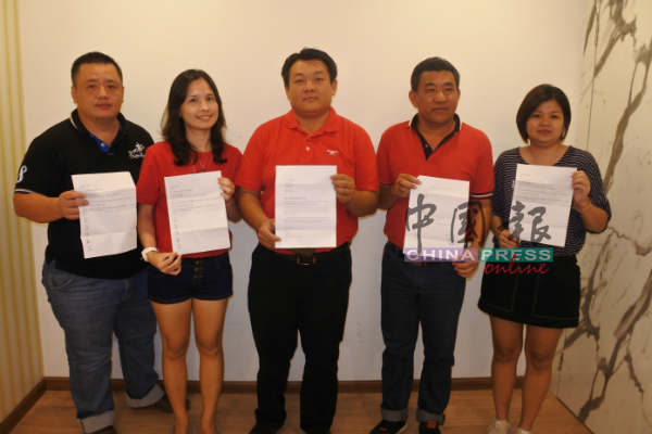 赖文彬（左起）、谢安妮、赖锦威、周金辉及郑凤珠出示呈辞信，澄清是自行辞职，而非遭董事会“开除”。