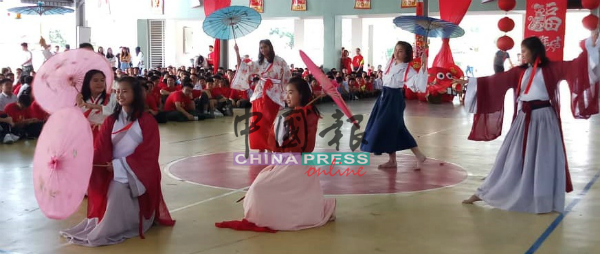 中国传统舞蹈表演为迎新春庆典增添气氛。
