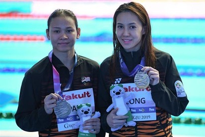 梁敏仪（右）与潘德丽拉时隔6年，在2019年世锦赛再合作夺下银牌，得到了圆5次参加奥运的希望。（梁敏仪ins照片）