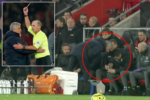 穆里尼奥跑到对手的教练席，很像去偷看他们的战术（他本身已经否认这一说法），结果被裁判出示黄卡警告。