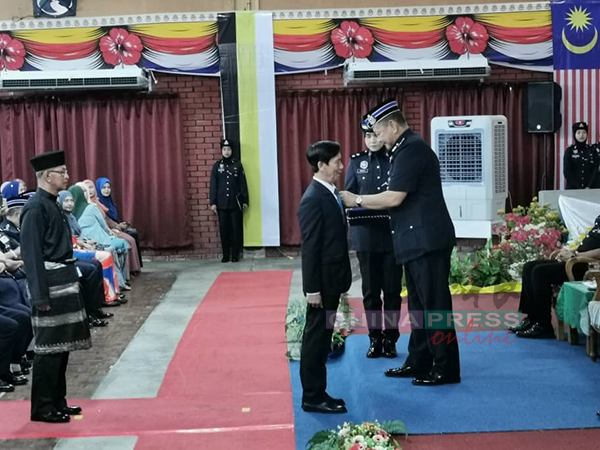 阿都哈密代表国家元首，颁发国家英雄勋章给符合资格的警察。