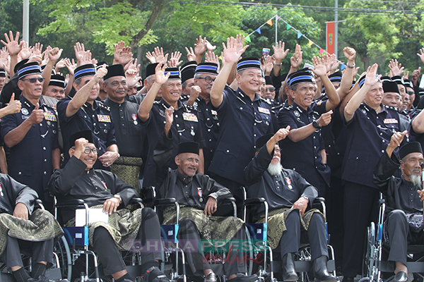我们都是国家英雄！阿都哈密（站者前排右3）与获得国家英雄勋章的警察及退休警察。