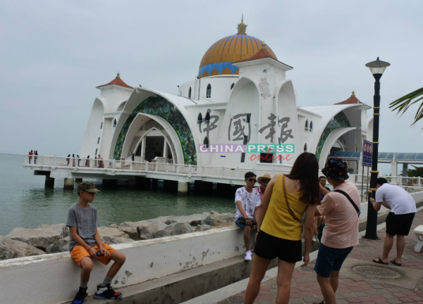 近80%访客都是中国人的水上清真寺，于周一依旧开放供游客参观。