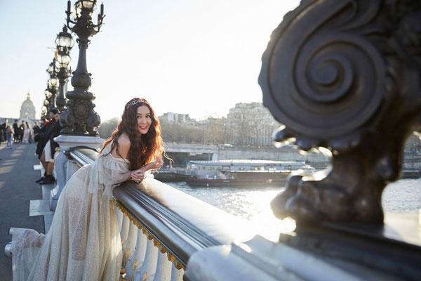 温碧霞获邀飞往法国巴黎欣赏婚纱秀。