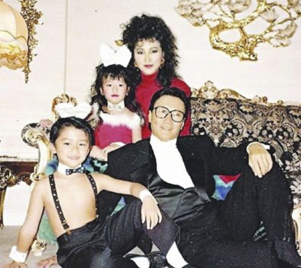 谢霆锋年纪小小就学爸爸谢贤摆pose耍帅，而妹妹婷婷则遗传了妈妈的气质。