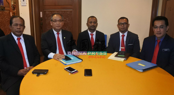 曼梳苏丁（左2）向媒体介绍新任市议员万马哈迪（左）及查希鲁丁（右2起），以及回归市议员的苏烈士。右为市政厅秘书阿查哈。