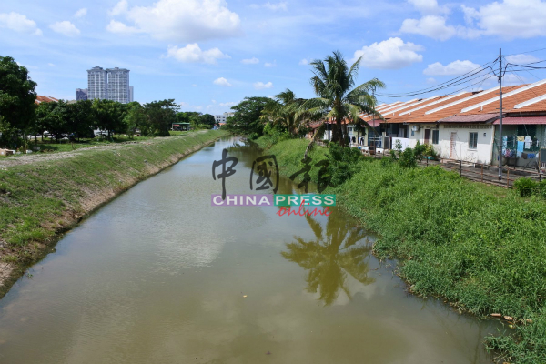 两岸存在差别“待遇”，一边获得定期清理，靠近住宅的对岸却杂草丛生。