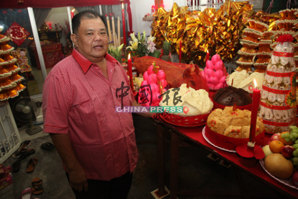 许源龙将重达7.5公斤的鸡蛋糕及6公斤重的发糕，摆上桌面供奉天神。
