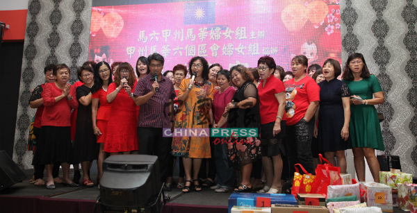 古乃光（前排左5）与亚罗亚也区部妇女组合唱新年歌。