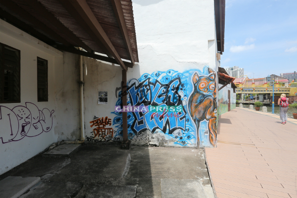 鬼门关附近的近百年建筑，也难逃遭人涂鸦。