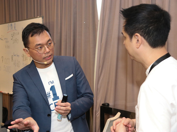叶志超（左）认为YYC超越集团与其他会计公司最大的不同之处在于团队的思维。