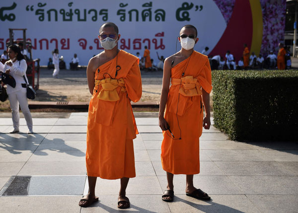 曼谷僧侣戴上口罩。