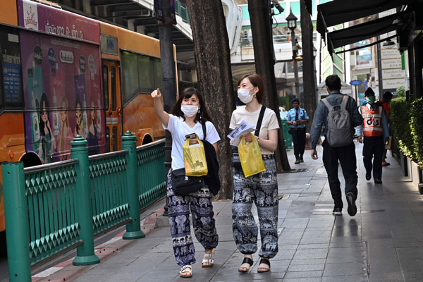 在曼谷街头可见游客戴上口罩。
