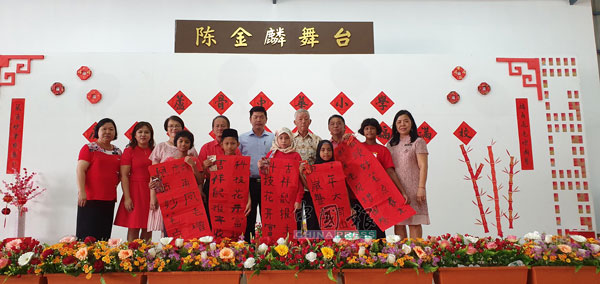 朱蒜红（后排左3起）、陈金麟、朱建华、黄泽民、陈健强等，颁发奖项给非华裔挥春赛的得奖者。
