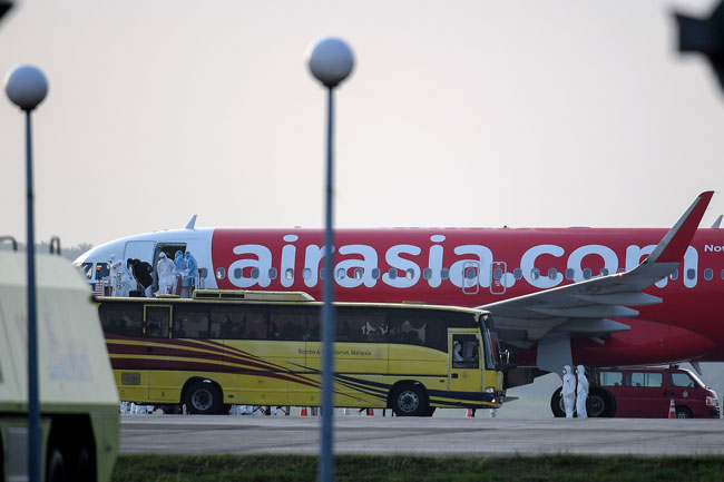 亚航着陆后，多辆巴士直接载送乘客到空难单位。