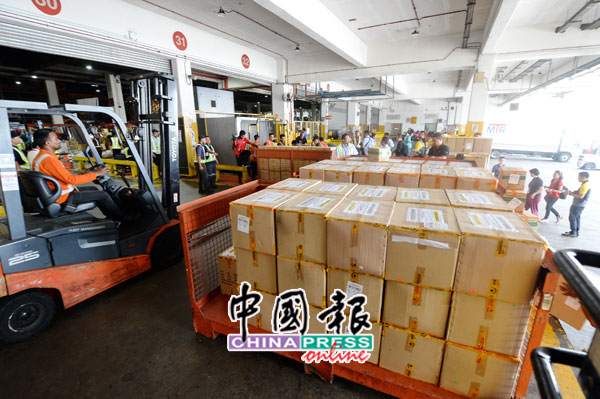 “希望行动”（Ops Harapan）共筹集287箱物资送往中国。
