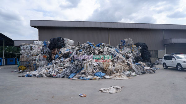 美农一间非法塑料再循环厂遭取缔。