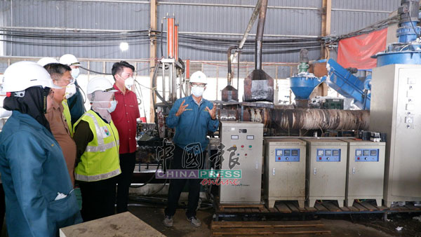 工厂内的机器将被查封，陈国耀（左2起）、依娜拉沙慕妮及黄思敏。