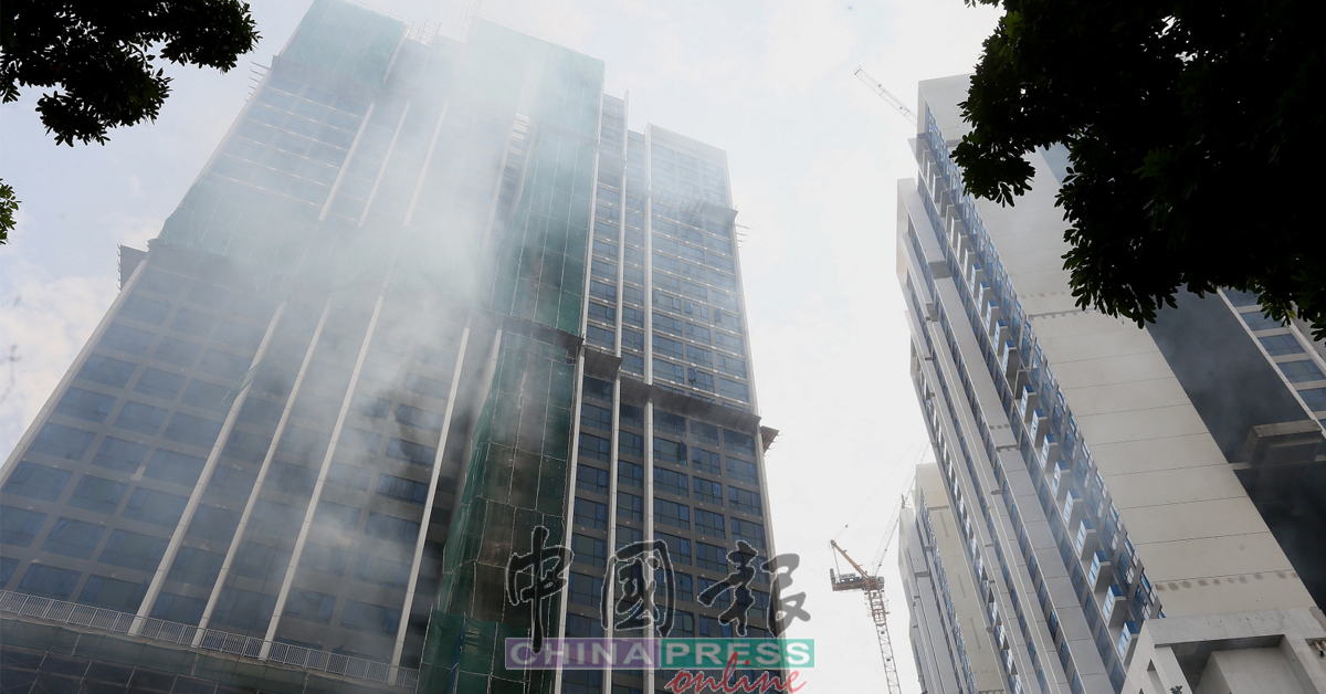 公寓大楼发生火灾，浓烟滚滚直冲上天。