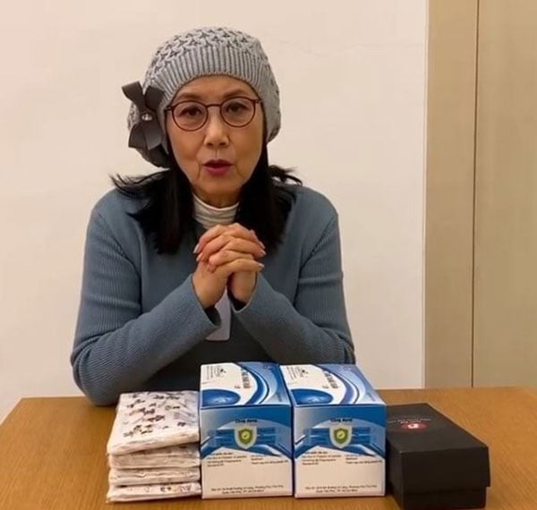 新加坡粉丝送了两盒口罩给阿姐。