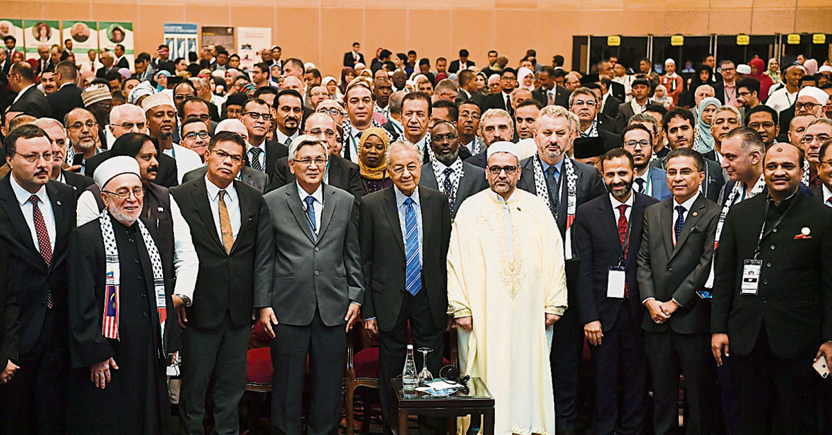 马哈迪（前排中）与出席年会的嘉宾合影。左起为赛夫丁纳苏迪安和莫哈末阿里夫。