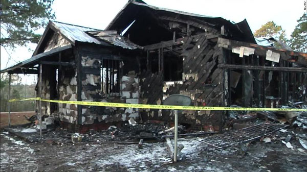 房子被大火烧成焦黑。