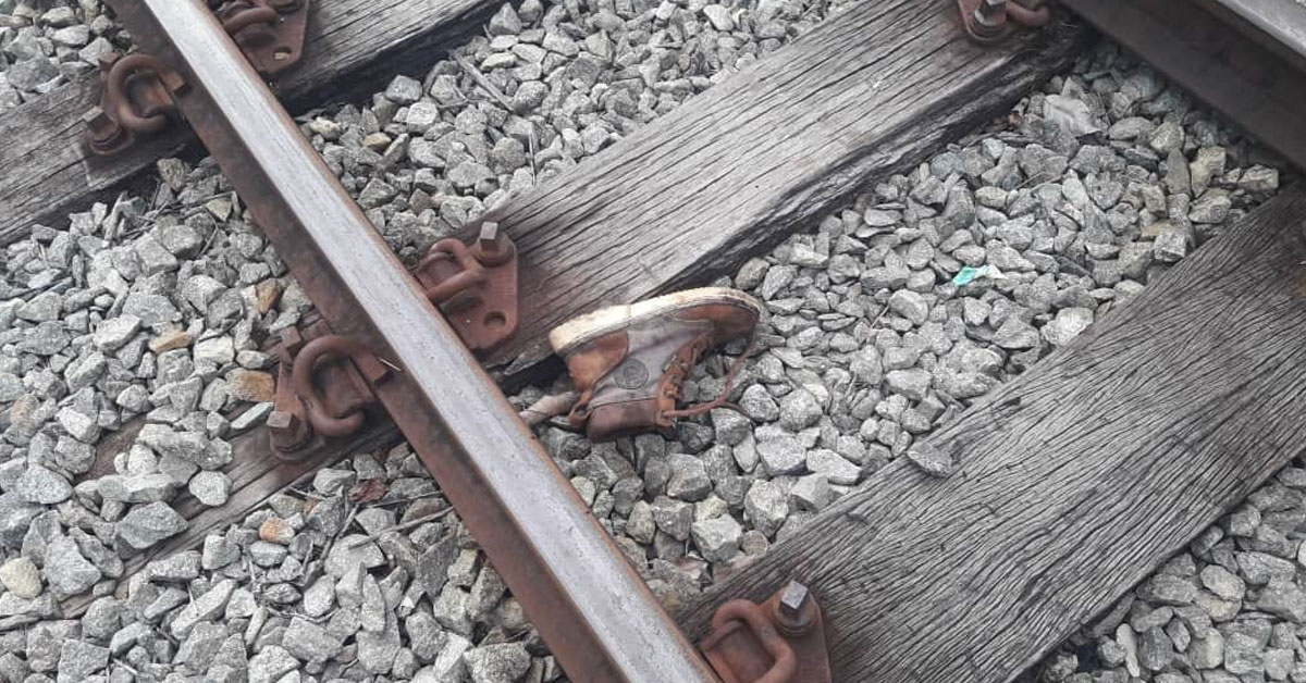 死者在铁轨上留下一只鞋子。