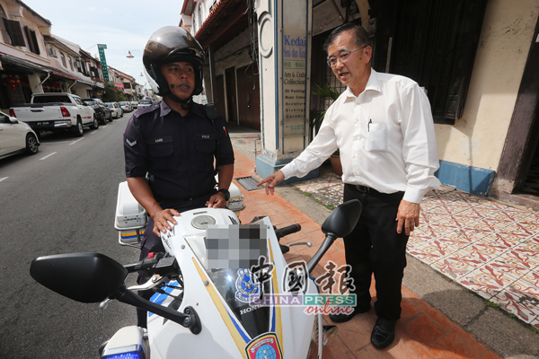 狗主离开后，陈劲源（右）告知巡逻警察狗狗困车内事件已告一段落。