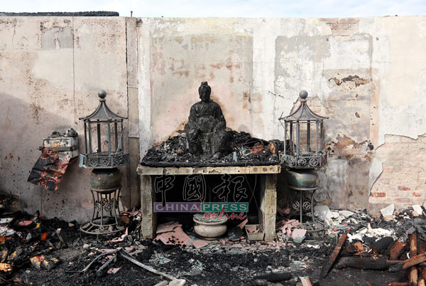 女娲神像被大火烧毁，不过迄今保持完身。