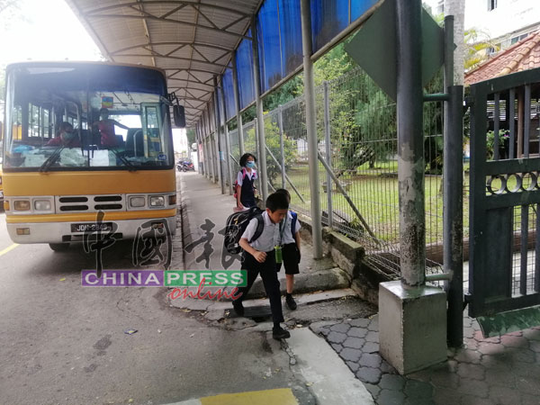 只有数名学生从学巴下车进入校园。
