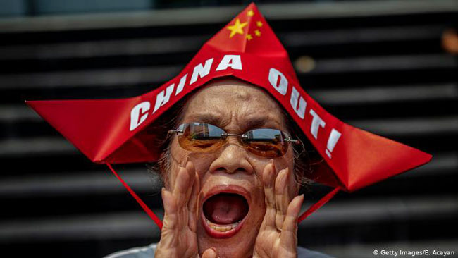 虽然杜特尔特亲中，但是南海问题上与北京也有不同看法。图为不满中国在南海扩张军力的菲律宾民众前往中国驻菲大使馆抗议的画面。