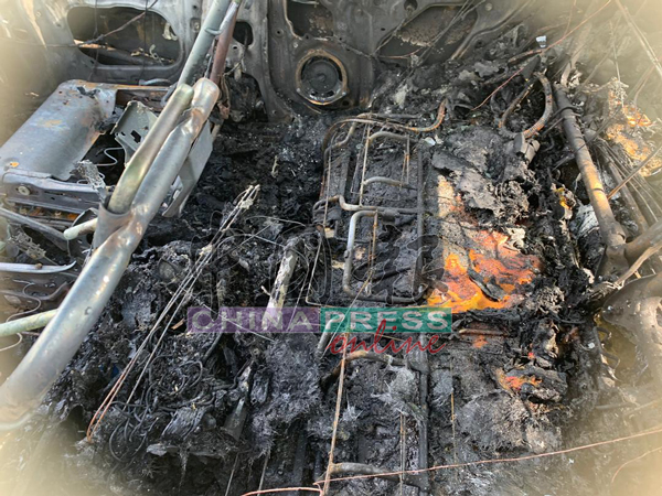 该辆迈薇轿车被烧至废铁，方向盘及座椅全数被烧毁。