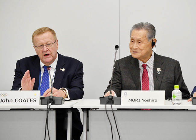 科茨（左）在东京奥组委主席森喜朗陪同下，在记者会上表示东京奥运将如期举行。（法新社）