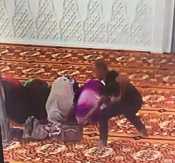 小偷潜入女穆斯林祈祷室，趁祈祷时候偷走手提袋。