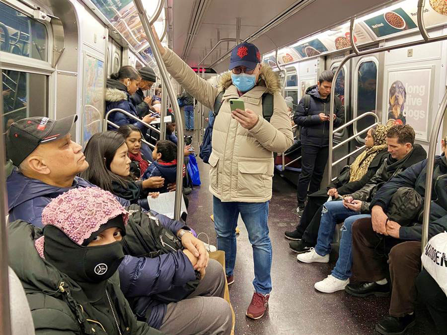 2名纽约客在地铁里泼洒“病毒”，吓得乘客尖叫惊逃，所幸最后是一场恶作剧。图为纽约地铁资料照。