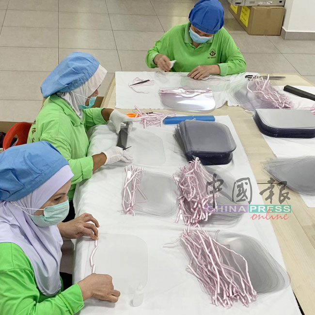李顺成塑胶工业有限公司正赶工生产面罩。